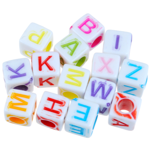 MIX koraliki kostki literki / akrylowe / 6mm / 15,6g / 100szt-12645