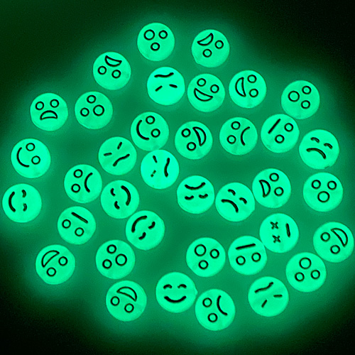 Miks koraliki świecące emotki / akrylowe / 7x4mm / 6.8g / 50szt-12665
