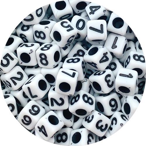 MIX koraliki kostki cyferki liczby / akrylowe / 6mm / 15.3g / 100szt-12413